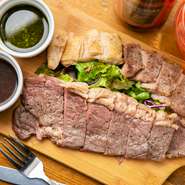 お皿にたっぷり盛り付けられた牛サーロインステーキ、豚ロース、鶏むね肉は柔らかくジューシーで分かち合いたい美味しさ。スパイス香るソースでより味わい深く、上質な肉の旨みを楽しめます。