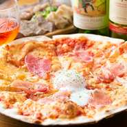 生ハムと半熟卵がトッピングされた、贅沢なクリスピーピザ。卵をトロッと崩し、生ハムとともに黄身をつけて食べるとたまらない美味しさが口の中に広がります。オシャレで女子会にもぴったりな逸品。