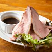 低温でじっくり火を通し、しっとりと仕上げたローストビーフ。