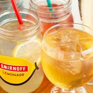 ハイボールにCONAオリジナルリンゴ酒を合わせた、CONAオリジナルスペシャルドリンク。フルーティーで女性に人気。　※画像右手前のグラス。