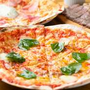 粉からハンドメイドする【CONA】のピザのこだわりは、料理人が丹念に薄く伸ばした生地。3種のシンプルなトッピングが、クリスピーピザの生地のサクサク感と旨味を際立たせます。必ず注文したい逸品。