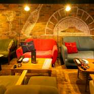 居心地の良いソファーのある店内は、デートに最適なリラックスできるオシャレな空間。料理やお酒もリーズナブルな値段で楽しめるので、会話を楽しみたい恋人達におすすめ。ゆっくりと二人だけの時間を楽しんで。