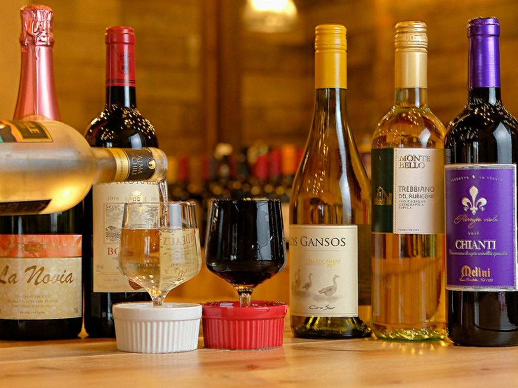 コスパ良くワイン満喫！約30種の名物『なみなみワイン』