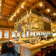 目の前で調理される料理にワクワク！カウンター席デート