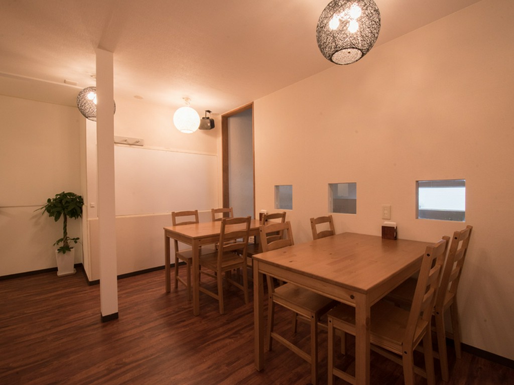 ランチやディナーは、2階の洗練されたイートインスペースで