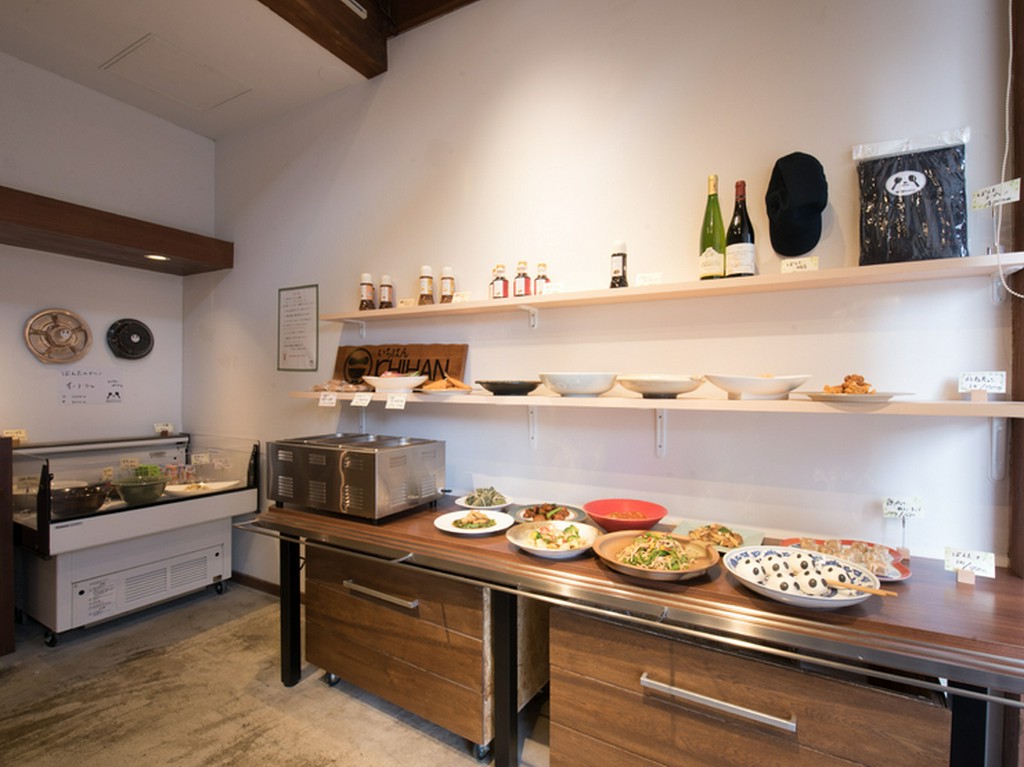 ランチタイムのお楽しみは、好みの惣菜盛り放題！