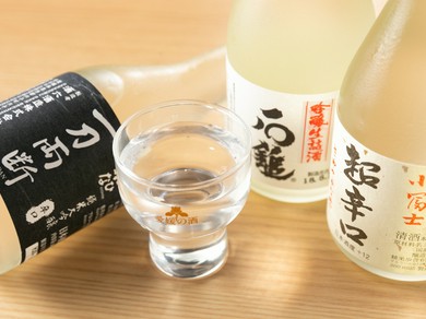 日本酒は辛口を中心に、すべて愛媛産で取り揃え