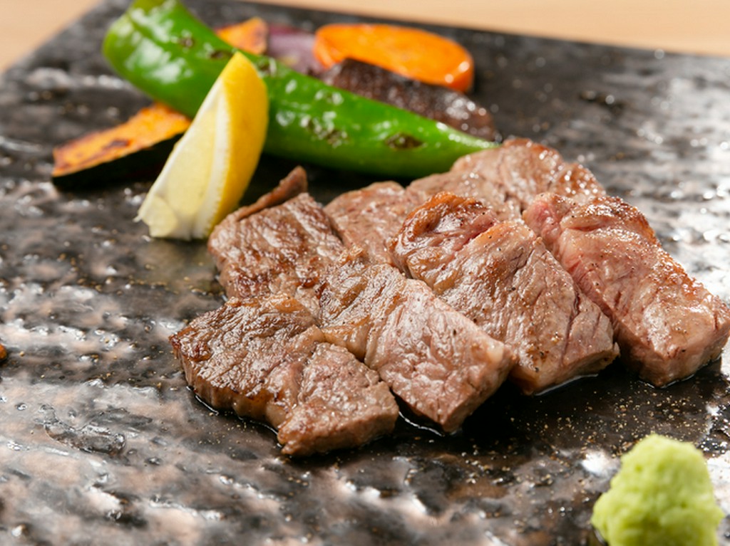 柔らかくて旨味がしっかりありながらヘルシー！『愛媛あかね和牛サーロイン』鉄板焼き