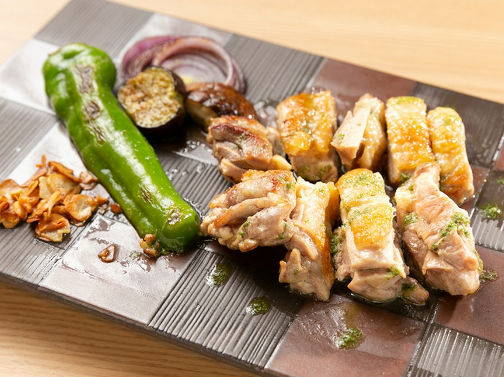 若鶏の柔らかさで旨味は地鶏のよう、しかもお手頃価格で食べられる『伊予赤健美鶏鉄板焼き』