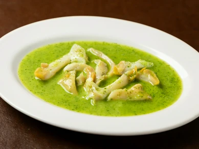 パンに付けて召し上がれ。大人気の『つぶ貝の香草焼き』