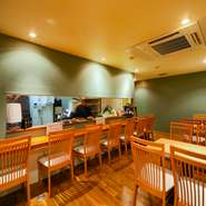 「今日もお疲れさまでした」と1日の疲れを癒すような、和みの宴会はいかが。木の温もりと店主の朗らかな雰囲気が醸すアットホームな空間で、のんびりと語りながら美酒佳肴を堪能できます。