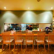 3～4名での宴会を楽しんだり、歓送迎会などの貸切利用もできる【小料理屋　永山】。その後、おひとり様で来店し、居心地の良さから常連になるゲストも多いんだとか。店主との会話も楽しめる気楽さも人気の秘密です。