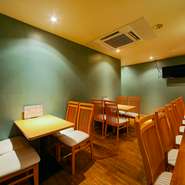 「宮崎牛」や「ウチワ海老」などの高級食材をはじめ、馴染みの魚介も野菜も品質本位で厳選。市場で店主が目利きした上質食材を安心価格で提供しているので、お財布にも優しく、肩ひじ張らずに通えそうな酒処です。