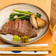 マルシンやサーロインなど、上等な部位を厳選した黒毛和牛をステーキで。シンプルに塩コショウや、わさびをつけて召し上がれ。脂の甘み、肉そのものの風味、香ばしい香りなど、上質な味わいを堪能できます。