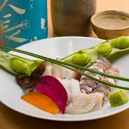 店主が毎朝市場に出向き、上質な食材を厳選。