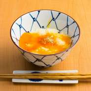 双子の黄身の出現率が高い、濃厚な卵と、北海道産生ウニに金粉をあしらった贅沢な一品です。素材だけを少しずつ“つまみ食い”してから混ぜ合わせると、より一層、永山流『TKG』ならではの美味しさを実感できます。