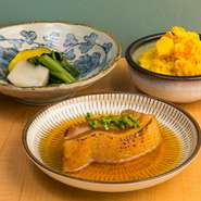 『豚の角煮』『ポテトサラダ』『炊き合わせ』など、仕入れた食材ごとに決めていく『本日のおすすめ』は必食。季節感ある旬の素材の滋味を味わう様々な料理に昇華させ、毎日変わる飽きのこない酒肴を提供しています。