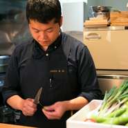 野菜・肉・魚など、全ての食材は高級店さながらの高品質なものしか使用しないというこだわりよう。人脈や仕入れ手段を工夫することで、リーズナブルな価格を実現し、嬉しいギャップでゲストを笑顔にしてくれます。