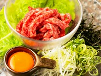 京都府の資格を取っており、生肉を提供できる条件を満たしているため、生肉の『ユッケ』を食べられる数少ない店。新鮮なうちにカットして提供されるので、時間を置かず、新鮮なうちにいただきましょう。