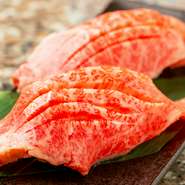 宮崎牛シャトーブリアンのフィレ肉を薄く切って切り目を入れて炙った肉寿司。上質な肉質、魚とは違った肉の旨味でいただく逸品です。前バラを使った並500円もあります。
