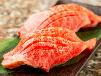 上質な牛肉とわさびが絶妙にマッチ『炙り肉寿司　上』