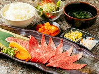 薄切り前バラ・サラダ・本日のナムル2種・キムチ(小)・ごはん・スープ・フルーツ