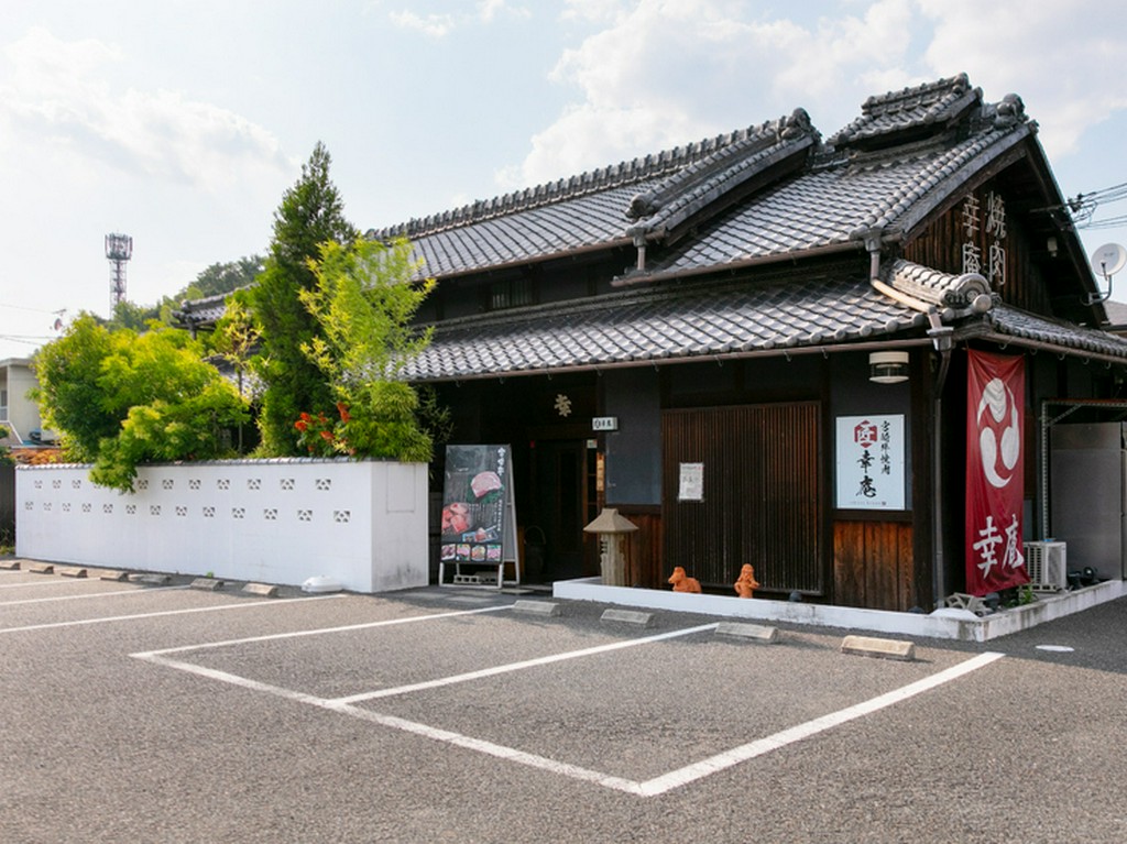 風流な趣きがある古民家を改装した一軒家。駐車場も完備