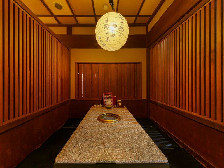 高い仕切りがあり、周りを気にせずゆったりできる!