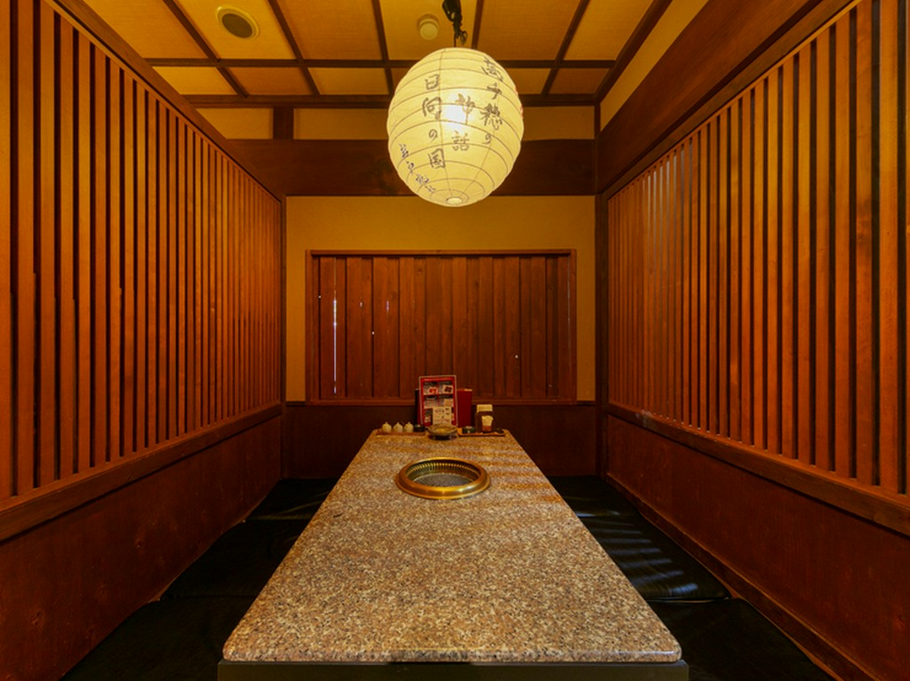 高い仕切りがあり、周りを気にせずゆったりできる！