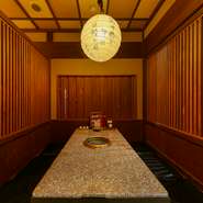 高い仕切りがあり、周りを気にせずゆったりできる！