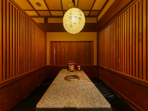 高い仕切りがあり、周りを気にせずゆったりできる！