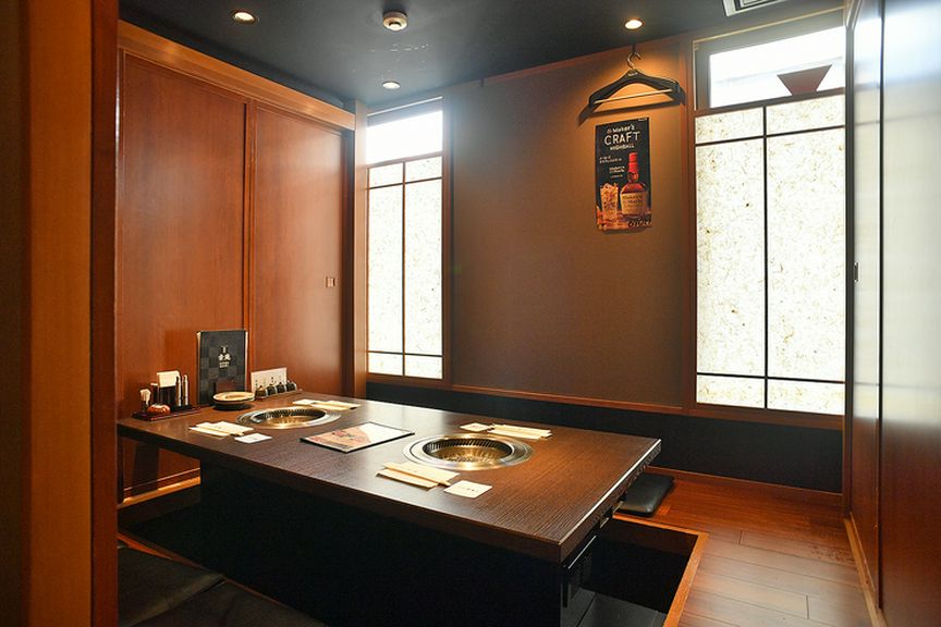 極上の肉を焼きながら食べて、和やかな宴席に