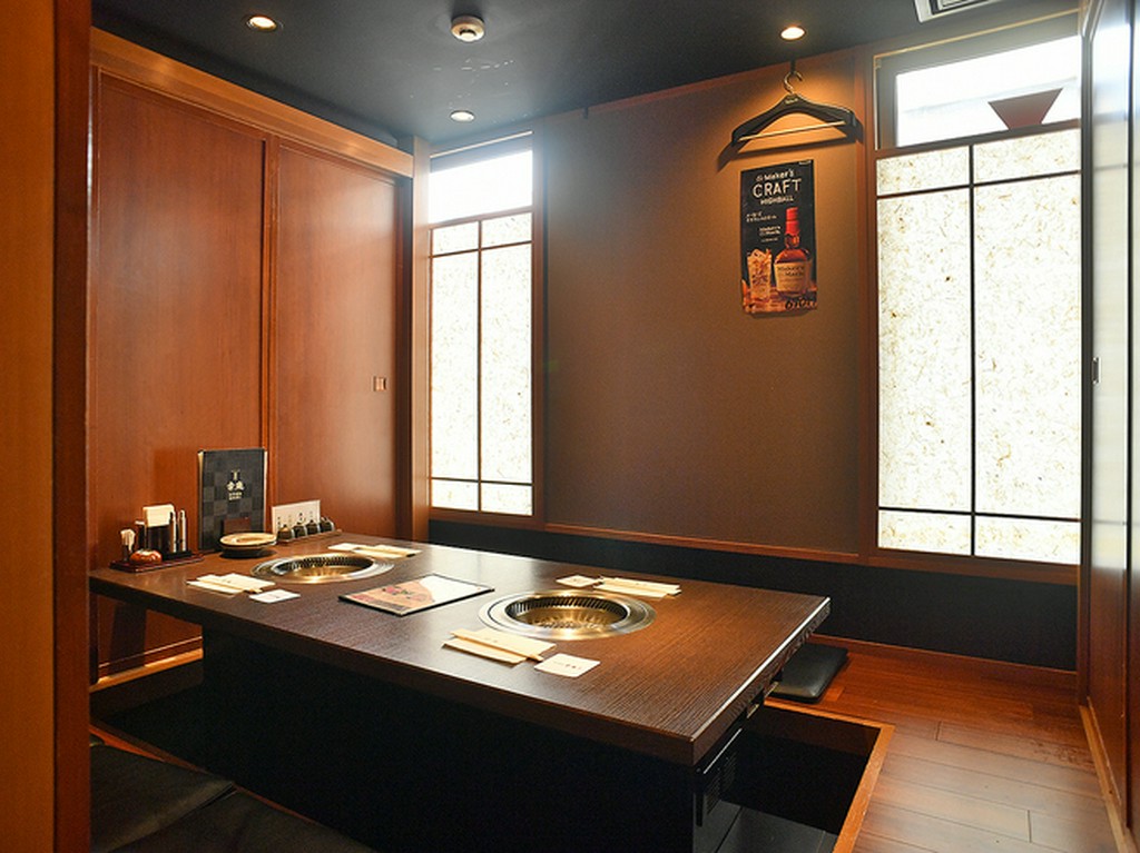 極上の肉を焼きながら食べて、和やかな宴席に