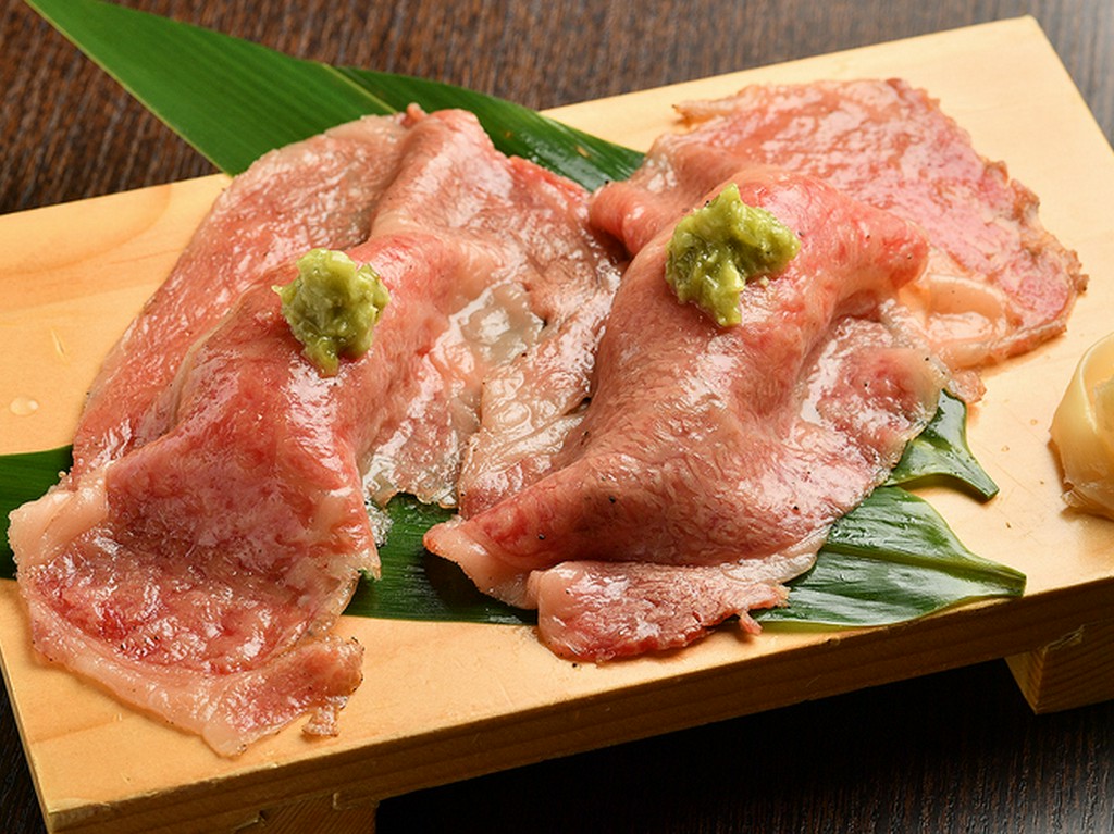 肉の旨味を堪能できる『炙りリブロースの大判にぎり寿司　二貫』