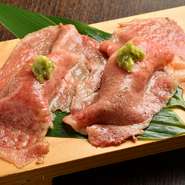 肉の旨味を堪能できる『炙りリブロースの大判にぎり寿司　二貫』