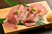 薄切りにしたリブロースをにぎり寿司に。醤油とワサビの香り、酢飯とバーナーで炙った肉の香りが絶妙にマッチします。肉も大きく、その旨味を存分に味わうことができる一品です。