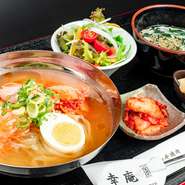 ・冷麺（麺大盛無料）
・小鉢
・サラダ
・キムチ（小）
・スープ（おかわり自由）