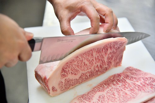 最高級ランクＡ5の宮崎牛。綺麗なサシが入った霜降り肉