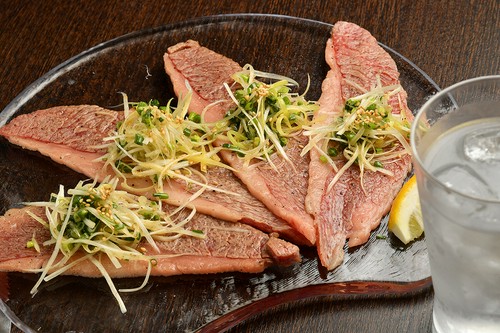 芳醇な肉の旨味を堪能できる一品料理も充実