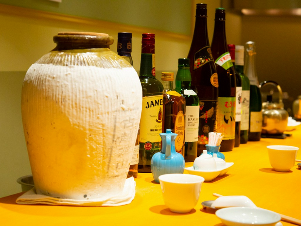 夜はお酒を楽しみながら、小皿料理を楽しめるカウンター中華