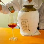 中国・浙江省産の銘酒『古越龍山』は、15年物の甕出しをご用意。口あたりがまろやかで、いろいろな料理に合います。事前のご連絡で、リストにない紹興酒・ウイスキー・焼酎などをご用意。詳細はお問い合わせを。