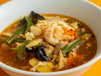 多彩な具×旨いスープが元気をくれる！　『サンラータン麺』