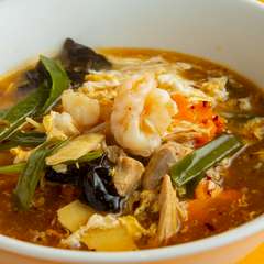多彩な具×旨いスープが元気をくれる！　『サンラータン麺』