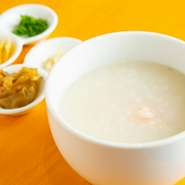朝7時～10時30分は中華粥400円をご提供。干し貝柱を使ったスープでじっくりお粥を炊き、胃に優しい美味しさに。蒸し鶏・海老・肉そぼろ・温泉玉子の4つから、お好きなトッピングを選べます。　　　　　　　