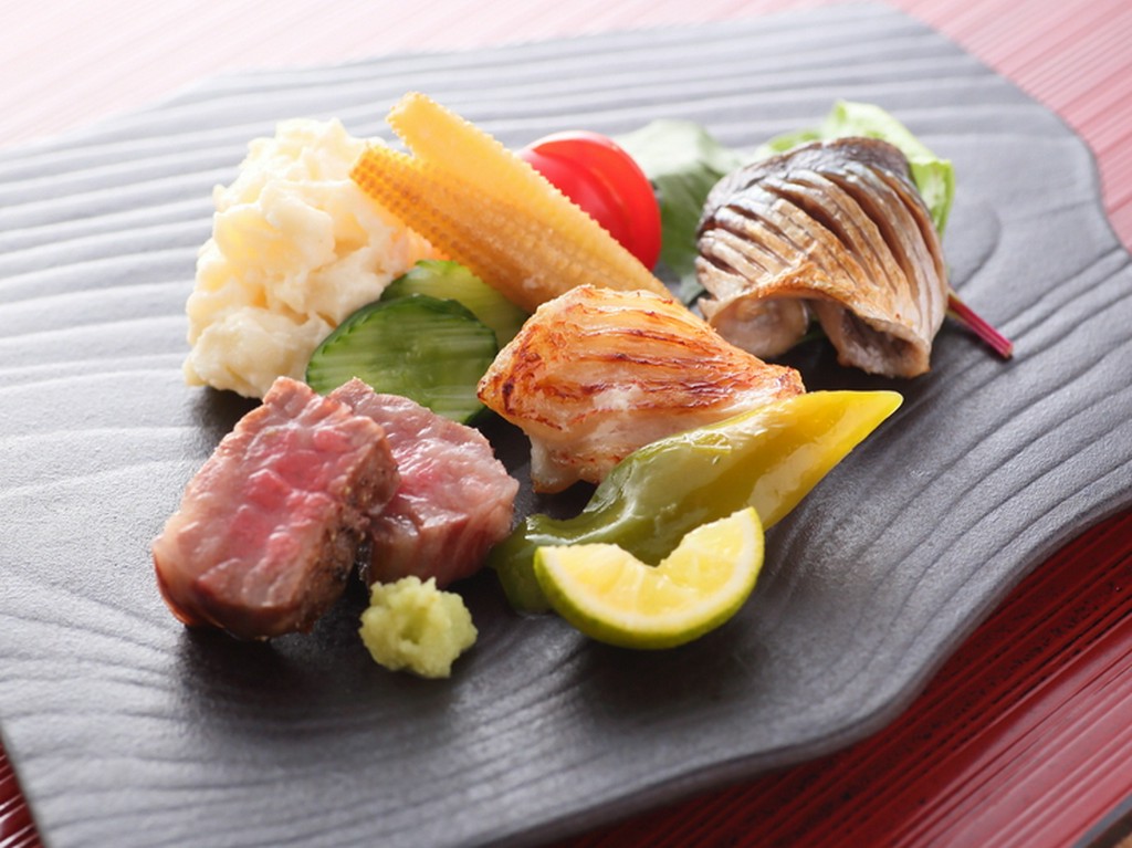 香ばしく、食欲をそそる。旬食材を使った『炭焼き盛り合わせ』