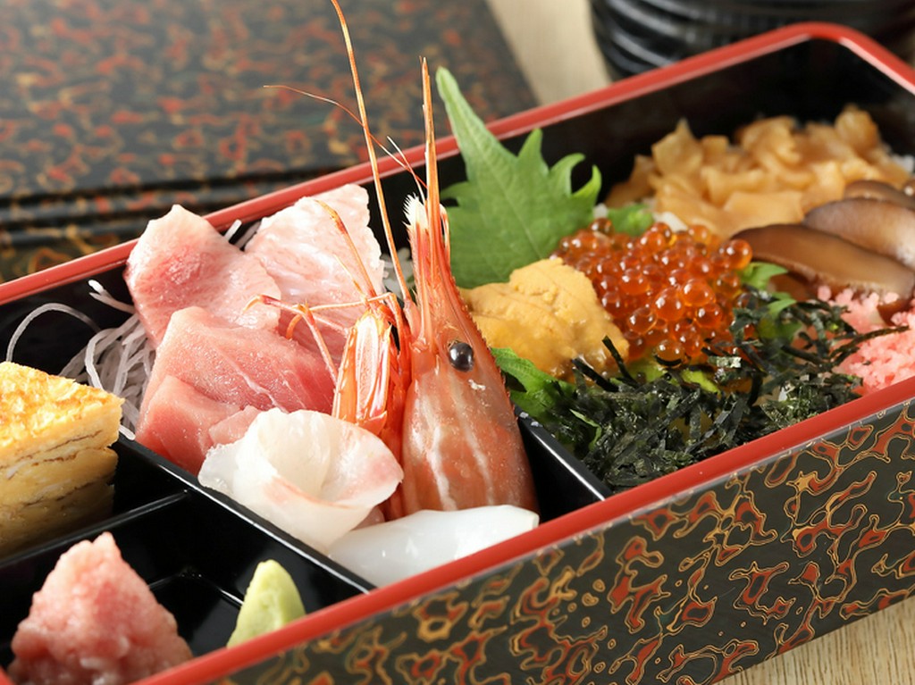 種類豊富な三崎の地魚を厳選。季節ごとの美味しい魚を堪能できる