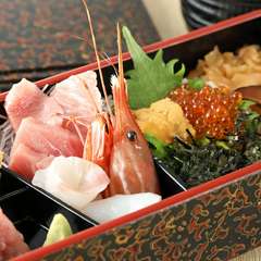 種類豊富な三崎の地魚を厳選。季節ごとの美味しい魚を堪能できる