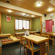 店内には、小上がりになった座敷席が用意されており、家族連れに人気です。ゆったりと寛ぎながら、新鮮な魚介を使った逸品料理をいただけます。駐車場もあるので、家族でドライブがてら訪れてみてはいかが。