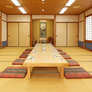 2階には、広々とした宴会場が設けられており、10名～最大40名まで利用できます。小グループの場合は、衝立で視線を遮って、半個室に。歓送迎会や法事などにも適しています。コースの予算や時間も相談可能です。