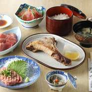 まぐろの刺身（赤身・中トロ）、ネギトロ、まぐろサラダ、まぐろのかま焼き、まぐろの珍味に、ご飯とみそ汁が付いたセット。男性でも満足するボリュームです。他の料理と合わせて、数人でシェアするのもおすすめ。